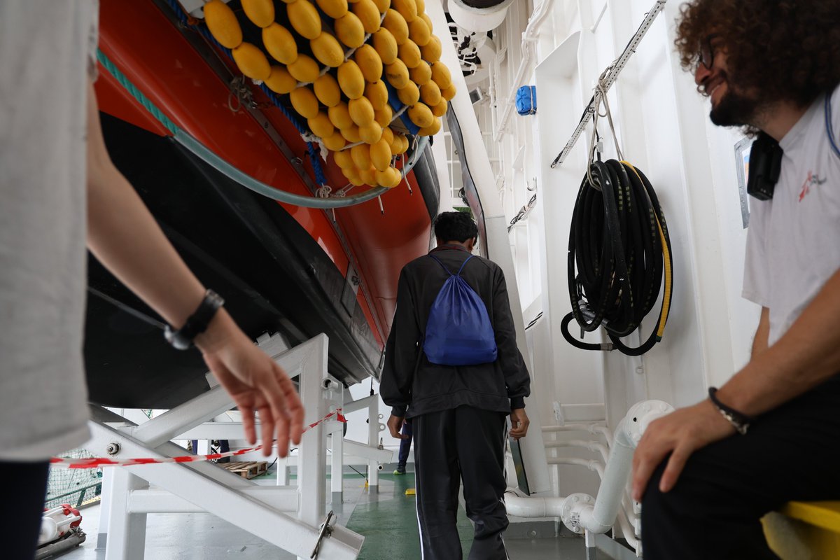 ✅RESCUE COMPLETED Oscillating between relief and apprehension, the 43 people rescued last Monday by @MSF teams on board #GeoBarents disembarked safely in Civitavecchia this morning, setting foot in Europe after a difficult journey. We wish them fair winds! 🌊