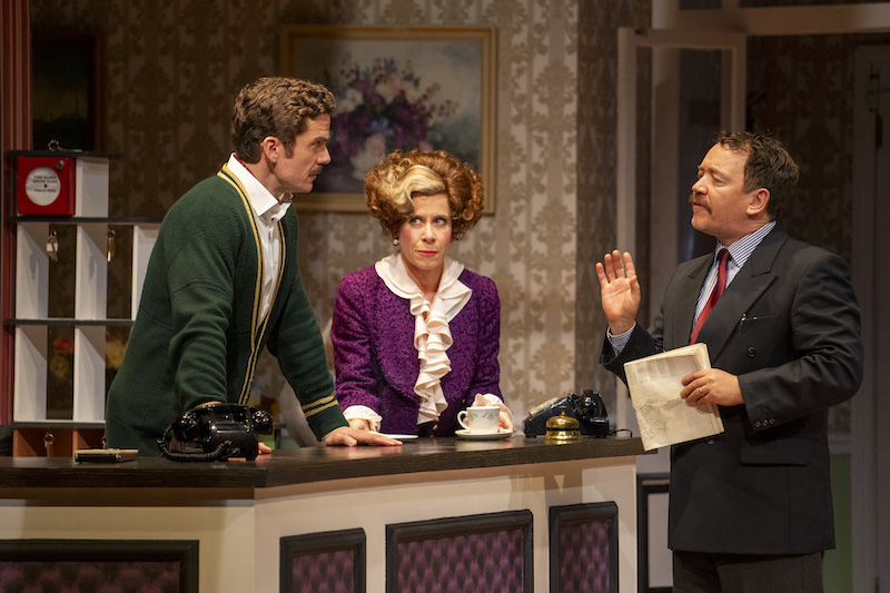 #THEATRE #REVIEW Fawlty Towers @NimaxTheatres @FawltyTowersWE 'transplants the farce of the series onto the stage as if you could have been there in the studio when it was filmed' ⭐️⭐️⭐️⭐️ thereviewshub.com/fawlty-towers-… #London