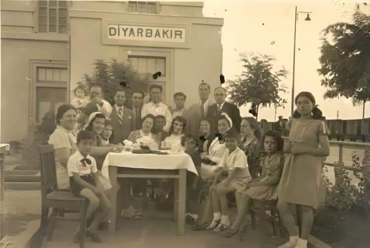 Diyarbakır Tren Garı çalışanlarının bir bayram günü kutlaması. 1950'li yıllar.