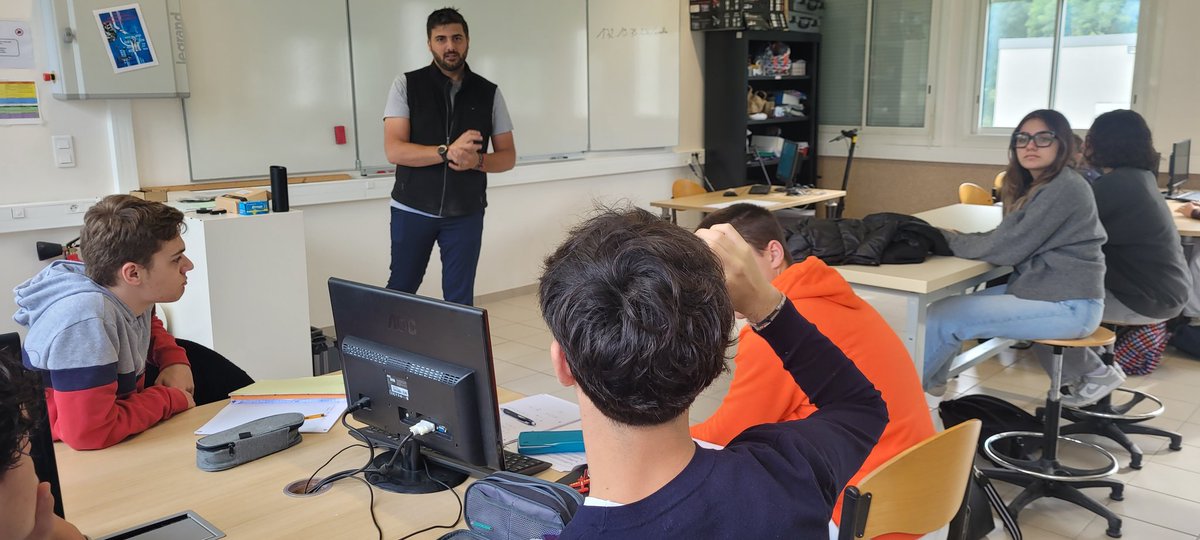 FredB24LML's tweet photo. Un message fort : "croyez en vos rêves !". Merci à Mickael, ancien élève du lycée #lotetbastides , pour son intervention. 
#sciencesdelingenieur 
#NASA 
#villeneuvesurlot 
#innovation 
#technologie 
#ingenierie
#planet
#IA https://t.co/334vzWyN7z