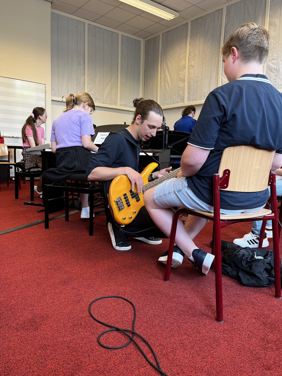 Kennismaken met bandinstrumentarium. Een hele uitdaging met Praktijkonderwijsleerlingen van Pieter Zandt maar Klaas van <a href="/quintuskampen/">Quintus Kampen</a> bezorgt ze wel een onvergetelijke ervaring. En ja ze eindigen al samenspelend!