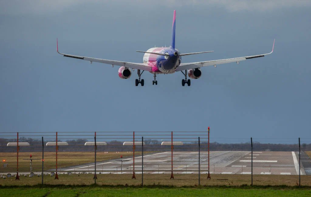 Intenzivní využití RWY 12/30 @PragueAirport v tomto týdnu bylo ze strany @letovyprovoz zapříčiněno revizí zařízení ILS na RWY 06/24 a v posledních dvou dnech povětrnostními podmínkami (boční vítr). S očekávanou změnou počasí se situace vrátí k normálu. Děkujeme za pochopení.