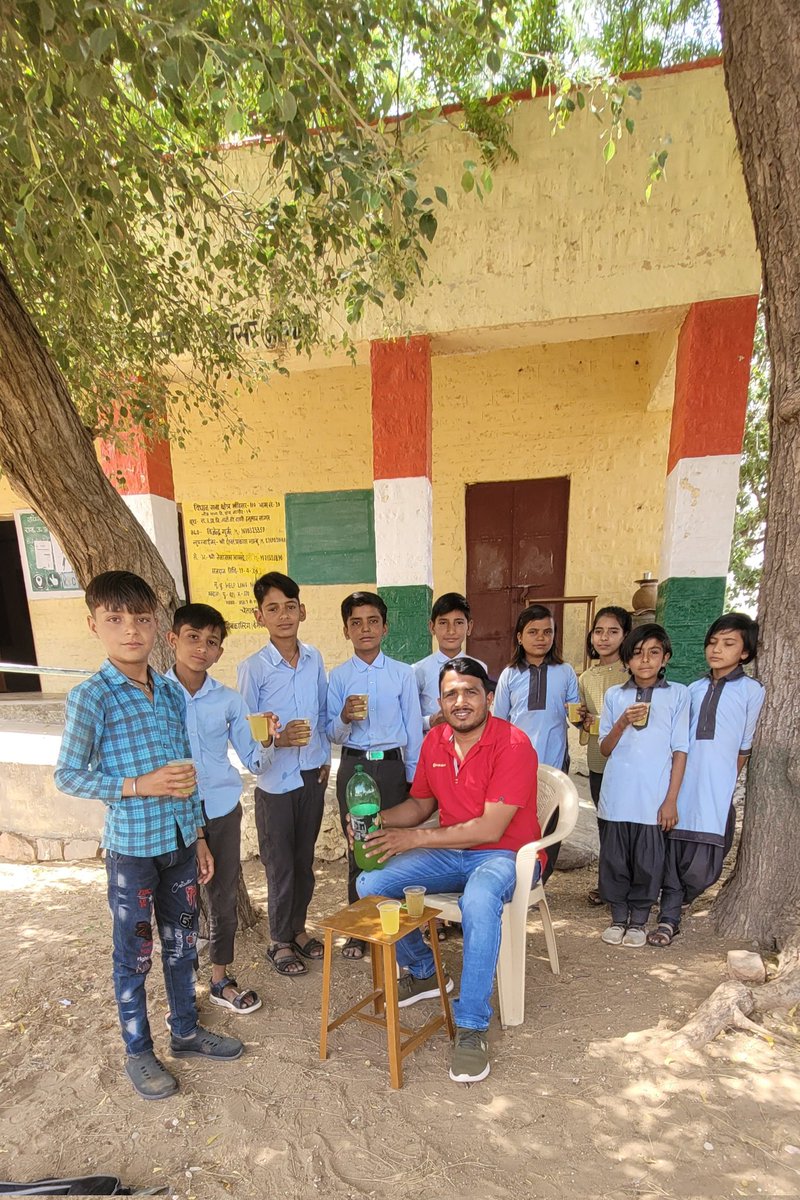 आज से गर्मियों की छुट्टियाँ शुरू ...🤷‍♂️ सर लास्ट दिन है ठण्डा पिला दो.... बच्चें भी खुश हम भी खुश..😍🥳