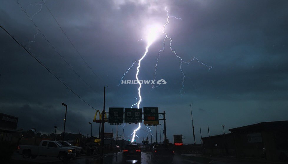 Parkersburg, WV ⚡️ 9/19/22

🎥: @GoPro 

#wvwx #wxtwitter #weather #gopro #lightning #westvirginia #severeweather #stormchasing #thunderstorm #wx #stormhour #hriddwx