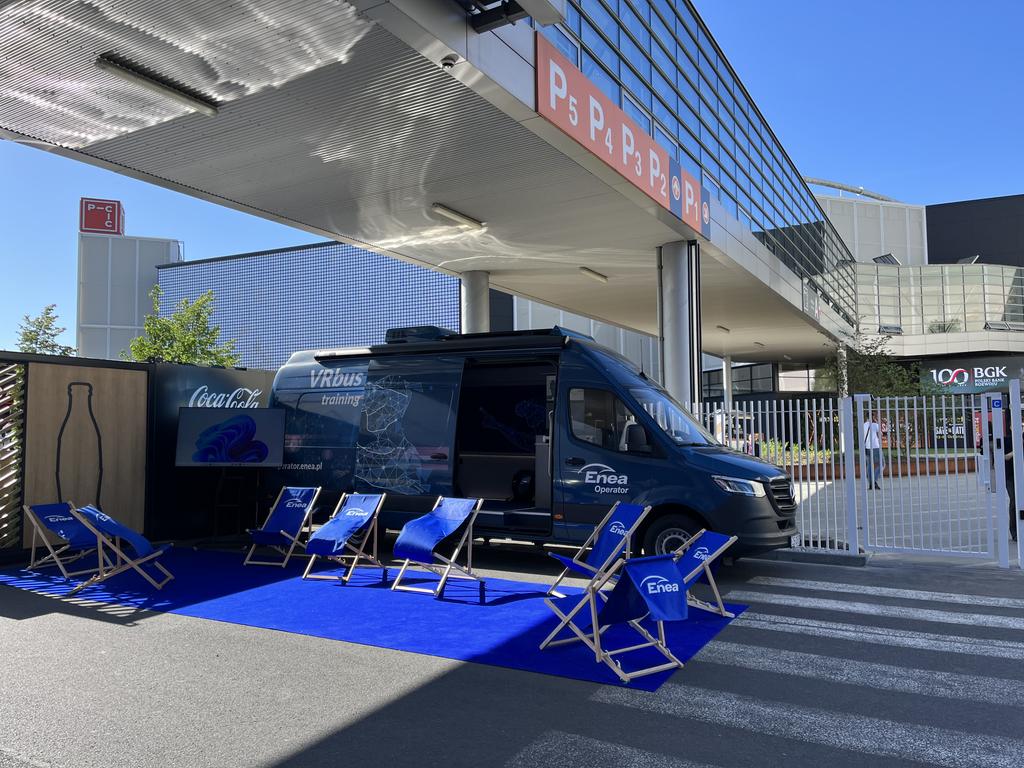 Grupa_Enea's tweet photo. Dzień dobry 2. dnia #Impact24 ☕ Zapraszamy do strefy #EneaNaScenieImpact ➡️ Przed PCC #VRbus #EneaOperator, a na stoisku #Enea w 7A atrakcja: daj się narysować naszym robotom 😏 Zapraszamy na nasze sesje! Dziś np. sportowcy, którym #DodajemyEnergii ⚽️🏓 #EneaNaKonferencjach https://t.co/fRiKFTrlUm