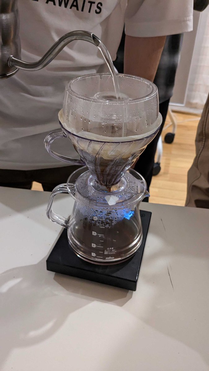utcoffeeclub's tweet photo. 【五月祭用レシピ検討】

コーヒーのドリップは数秒、数グラムの違いで味が大きく変わります。
豆の持つポジティブな特性を引き出し、美味しい一杯を淹れるために何度も議論を交わしドリップのレシピを完成させました。

今週末の五月祭、皆様のお越しをお待ちしております！

#UTCoffeeStand #五月祭 https://t.co/UBZh4uvaKP