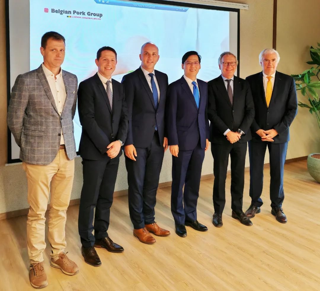 Minister Zhu Jing, Chargé d'Affaires a.i. of our Mission, visited Belgian Pork Group and met with the Governor of the West-Flanders Carl Decaluwé and MEP Tom Vandenkendelaere. They exchanged views on the local pork industry development, 🇪🇺's Green Deal, and 🇨🇳- 🇪🇺 #trade