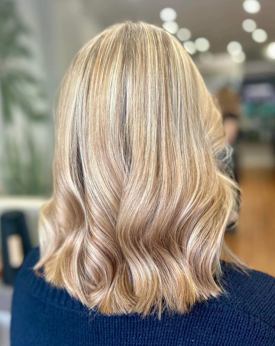 Blonde bombshell.

Stunning work by our graduate stylist, Mea. Mea created this vision using a mixture of highlighting and balayaging techniques.

#balayage #kerastase #hairtransformation #avedasalon #avedaproducts #robinjamesaveda #robinjamesdorchester #robinjamessherborne