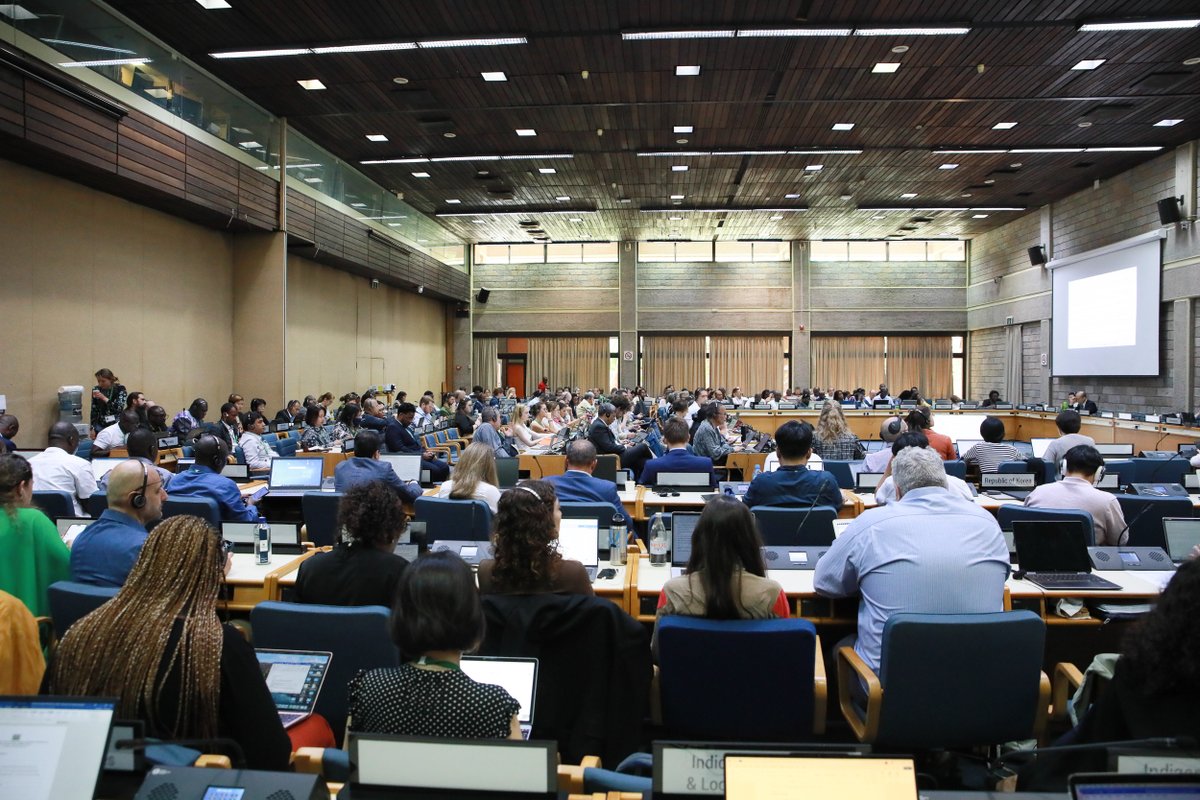 Delegates at #SBSTTA26 meet in a contact group to discuss synthetic biology, engaging in textual negotiations based on a non-paper developed by the co-chairs. #biodiversity