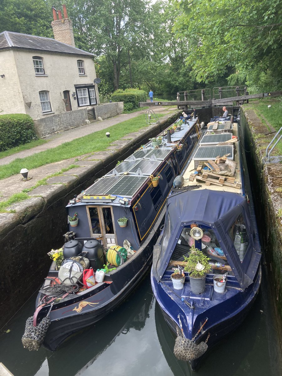 Sharing is caring, good days boating with @WobblyBoater yesterday #boatsthattweet #narrowboatlife #canallife #boatlife #grandunioncanal #narrowboat #canallock #ukcanals