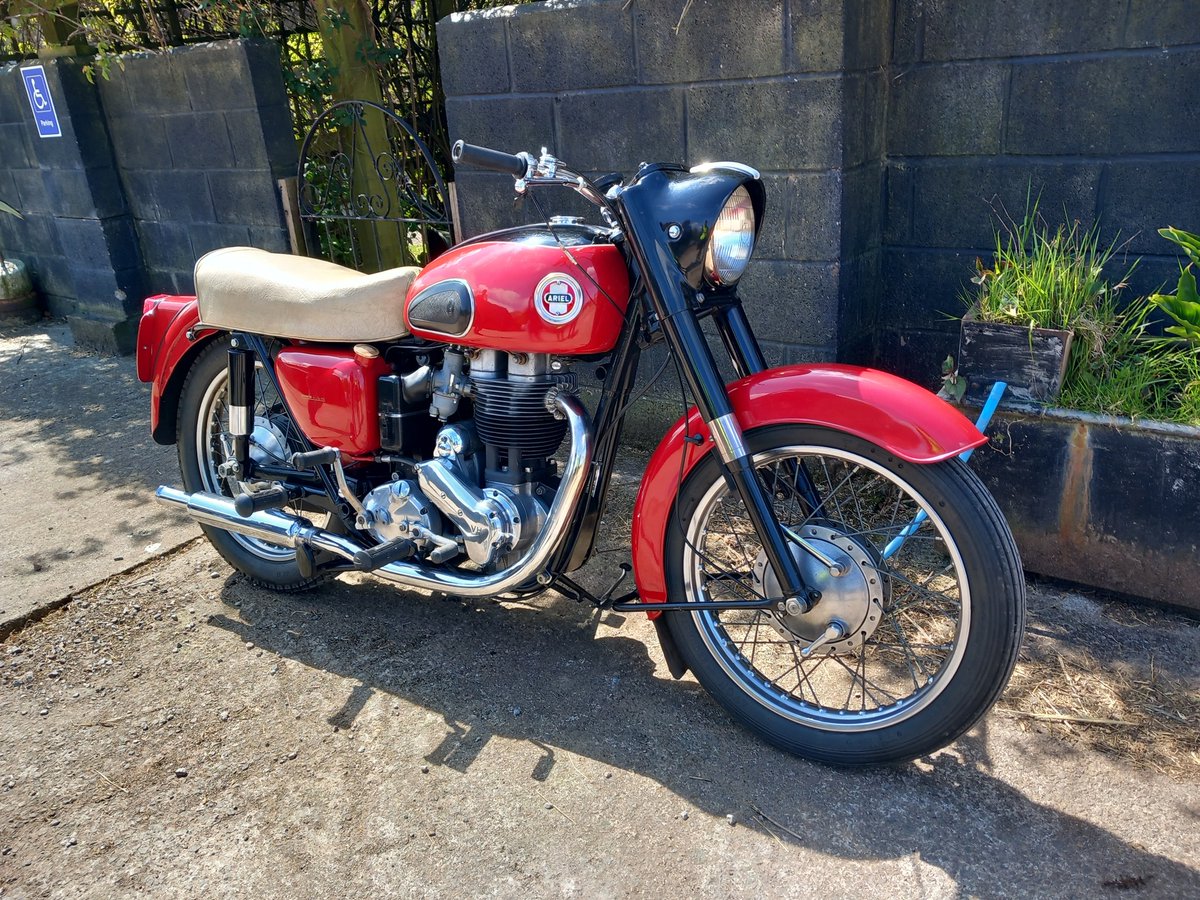 1959 Ariel Red Hunter 500cc, recently seen in Somerset. Who has ridden Ariels and what is your experience of the ride and the brand? #classicbike #classicbikes #classicbikeshow #classicbikers #classicmotorbike #classicmotorcycles #classicmotorcycleshows #classicmotorcycleclub