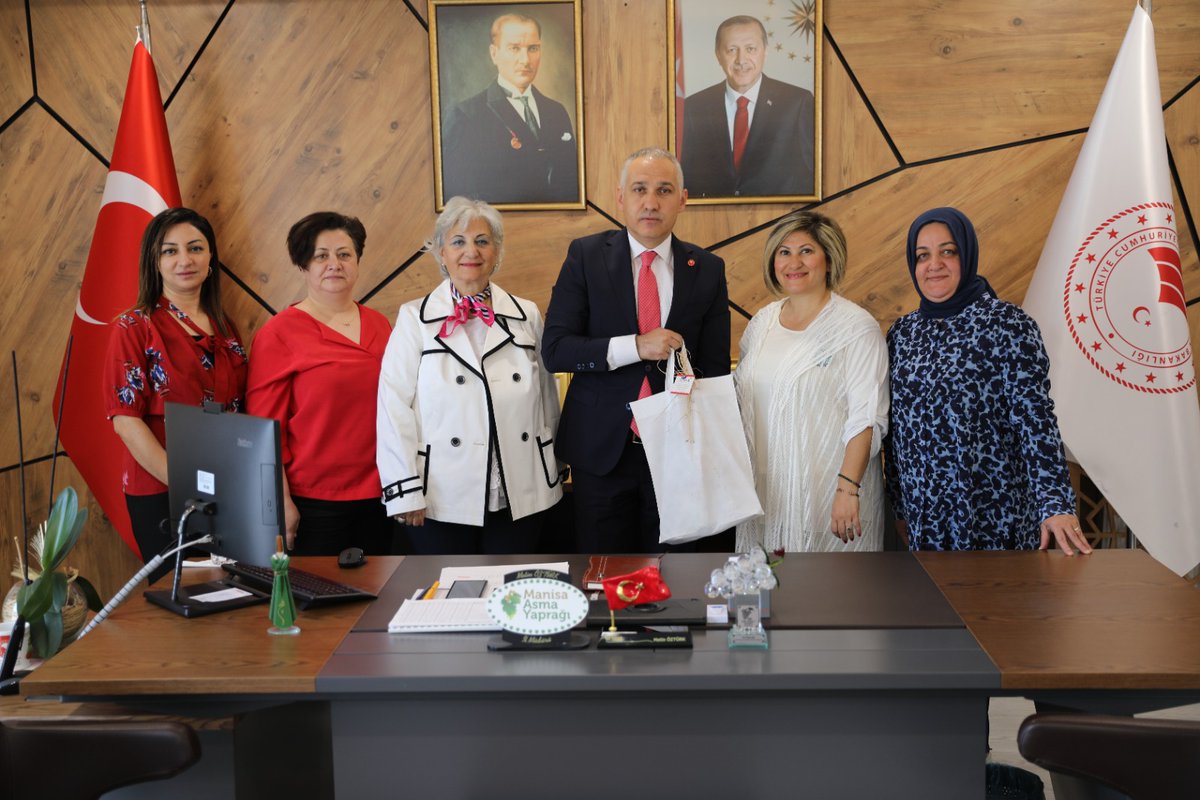 Soma Kadın Atölyesi Kooperatif Başkanı Sinem Sal ve beraberindeki heyet, Manisa İl Tarım ve Orman Müdürü Metin Öztürk’e bir ziyaret gerçekleştirdi.