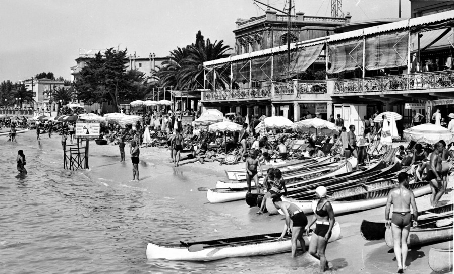 [PHOTO DU JOUR] #Photodujour
La plage du casino de Juan-les-Pins (Alpes-Maritimes), 1930.
© CAP / Roger-Viollet