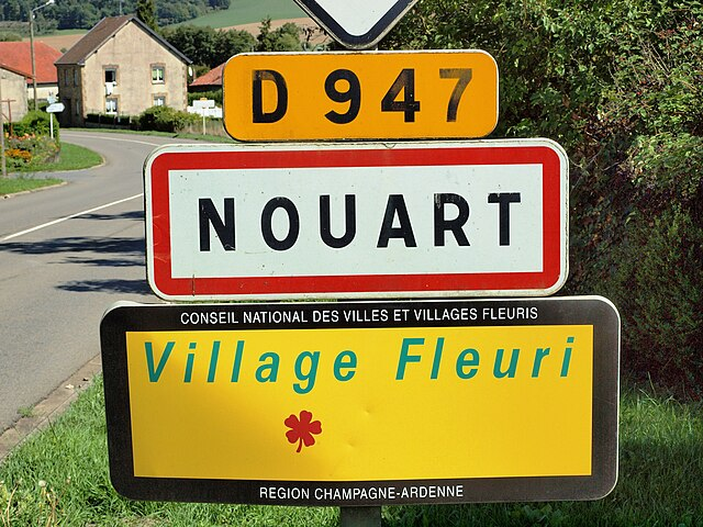 marcfly01's tweet photo. @MarcHillman2024 ("village fleuri", ce doit être "Les fleurs du Mal" en l'occurence) https://t.co/eHNKBgxmWr