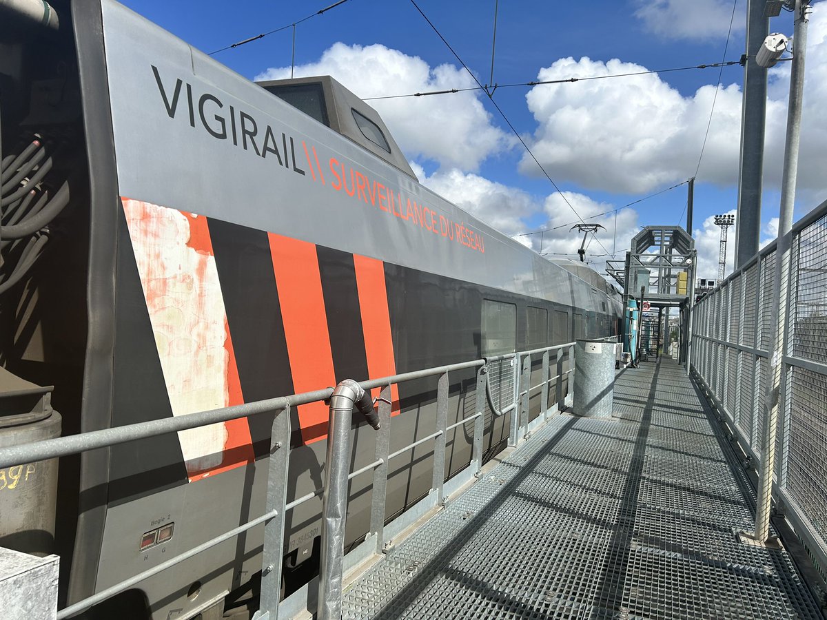 Stationnée Voie 71 côté St-Denis au Landy, la rame #IRIS320 termine sa semaine sous le ciel bleu Dionysien. 
Place au nettoyage et à la vérification des caméras et des autres systèmes de mesures.