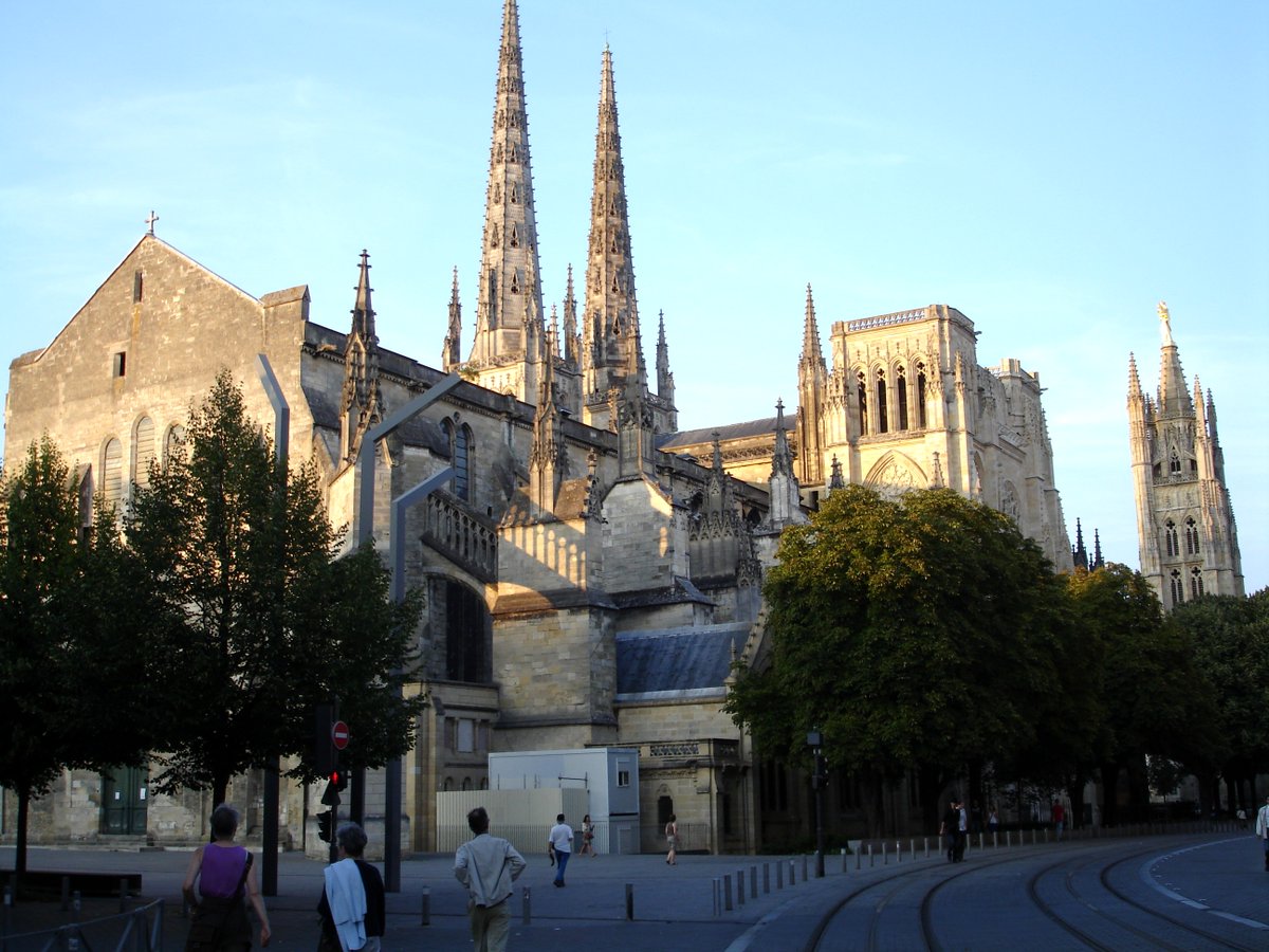 Bordeaux possède trois églises jacquaires :  
la basilique Saint-Seurin,
la cathédrale Saint-André et La tour Pey-Berland *,
la basilique Saint-Michel     

Via Turonensis (Paris-Tours-Poitiers)  

Ultreïa ! Ultreïa !  Et sus eia Deus adjuva nos ! 
#Compostelle #caminodesantiago