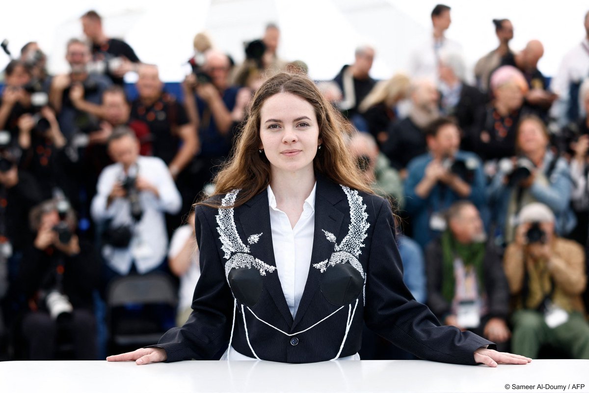 Under the lights! 📸 Sous les flashs !
#Photocall L'INVASION (THE INVASION) – SERGEI LOZNITSA

🔎 Sergei Loznitsa, Yaryna Hordiienko, Piotr Pawlus, Maria Choustova

#Cannes2024 #SéanceSpéciale #SpecialScreening #SélectionOfficielle #OfficialSelection