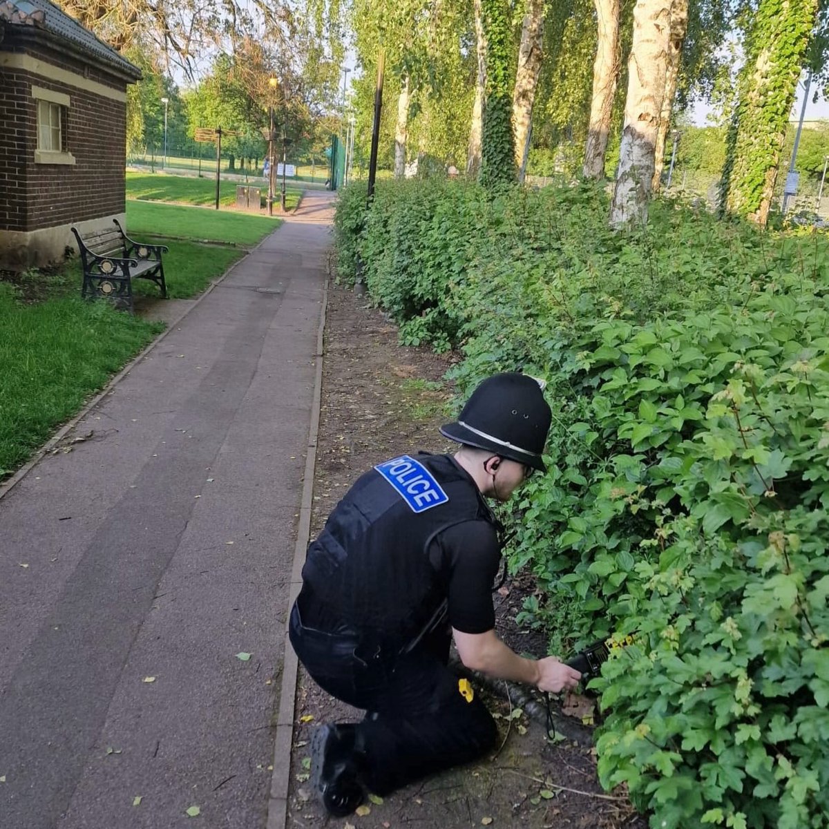 SCs from #Tamworth were out yesterday evening conducting hi-visibility patrols and knife sweeps around the Castle Grounds and Town Centre as a part of the national action week to #DitchTheBlade. 👮‍♂️ 

For more information, speak to an officer or visit: orlo.uk/NQnpJ