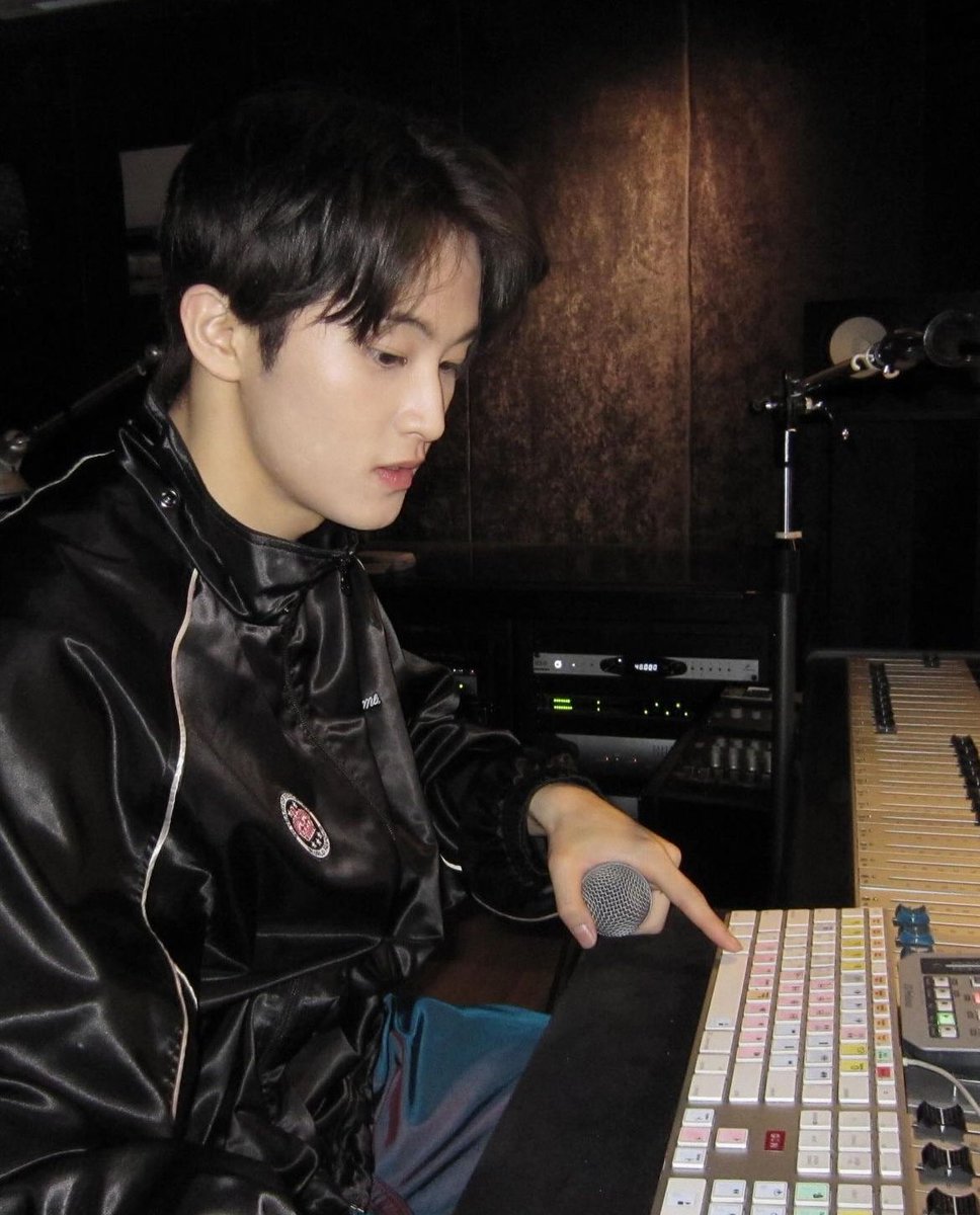 떨렌다

#OUROCKSTAR_MARK_200
#마크에_민형이를_더하면_200
#MARK_200