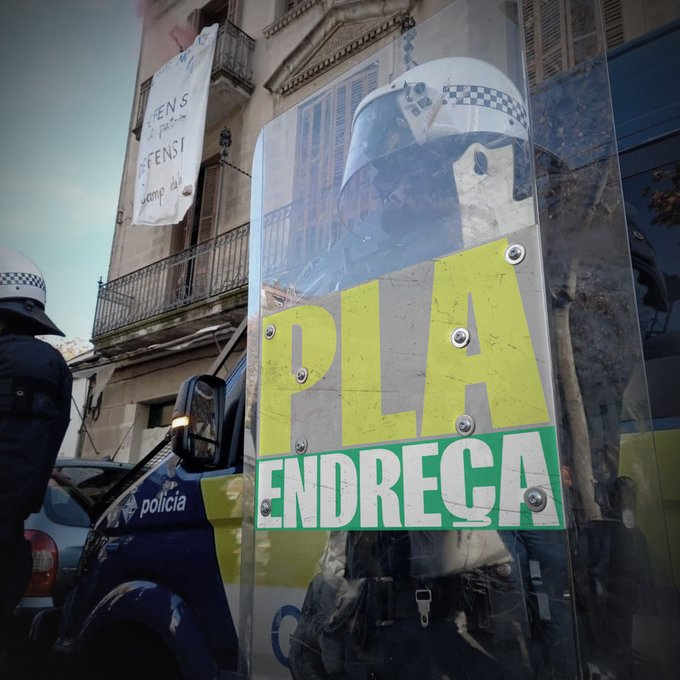 undesgraciat's tweet image. avui el @pscbarcelona ha desallotjat @LaTancadaRaval, deixant més de 35 persones al carrer amb un macrodispositiu d'urbana, mossos i nacional. amb un llenguatge, una estètica i uns mètodes violents, el #plaendreça equipara literalment a les persones pobres amb la basura.