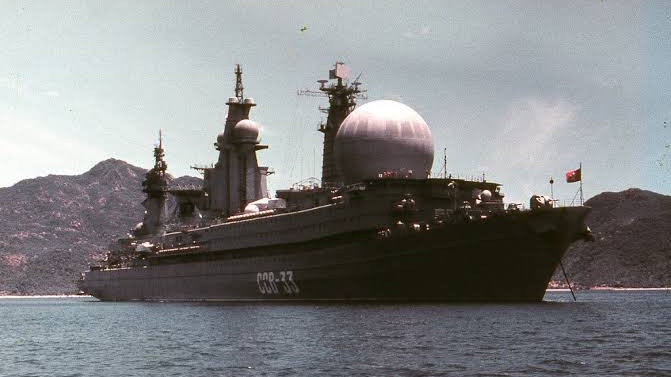 1989年、ベトナムのカムラン湾に寄港した原子力情報収集艦ウラル
ここまでザ・悪役な見た目の船はそうそう無い