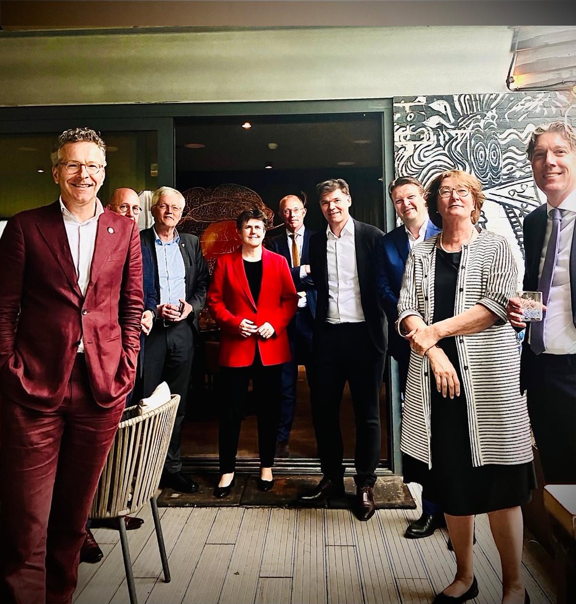 BrabantStad's tweet photo. #InBrabant bundelen we krachten!
#BrabantStad burgemeesters en de commissaris van de koning troffen elkaar deze week in @gem_Eindhoven.
#WijzijnBrabantStad https://t.co/Z3DRYmKD42