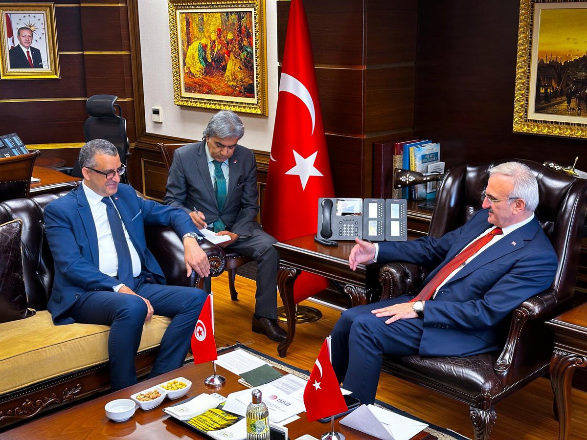 Tunus Ankara Büyükelçisi Sn. Ahmed Bin SGHAİER ve beraberindeki heyeti bakanlığımızda ağırlayarak, Türkiye - Tunus iki kardeş ülke ilişkileri üzerine sohbetimizi ettik. Nazik ziyaretlerinden dolayı kendilerine teşekkür ediyor, çalışmalarında başarılar diliyoruz.🇹🇷🇹🇳