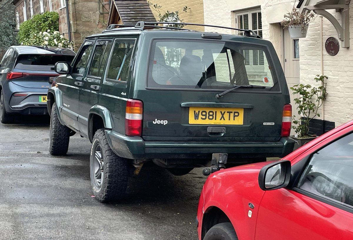 Don't see these too often now! A 24 year old @chrysler @jeep @jeep_uk #cherokee #jeepcherokee from June 2000, recently spotted. On 92k miles at last test (12/2023). This is a late #2ndgen #xj #cherokeexj - replaced in 2002 by the #kj. #offroader #jeepwrangler #jeepgrandcherokee