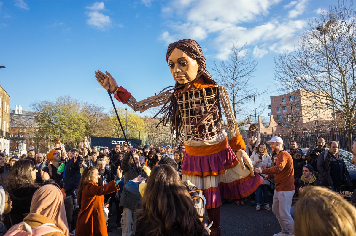 .@walkwithamal arrives in Belfast this evening 👏 📍The Big Fish / Lagan Weir Quay ⏰Approx 7pm If you're heading to Custom House Sq afterwards for our show with @artsekta, don't forget your tickets! City Hall will also be lit up in pink, red & white tonight.