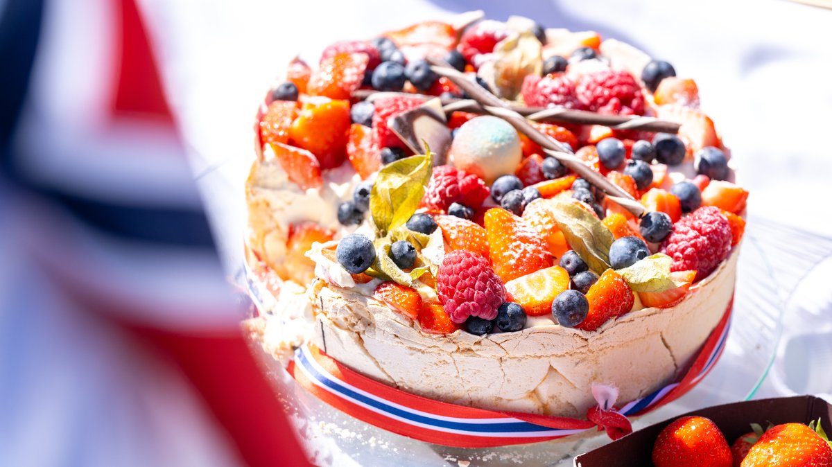 🇳🇴 Get the recipe for this dream of a cake - Norway's favorite National Day dessert!  👇🤩visitnorway.com/things-to-do/f… #norway #17May