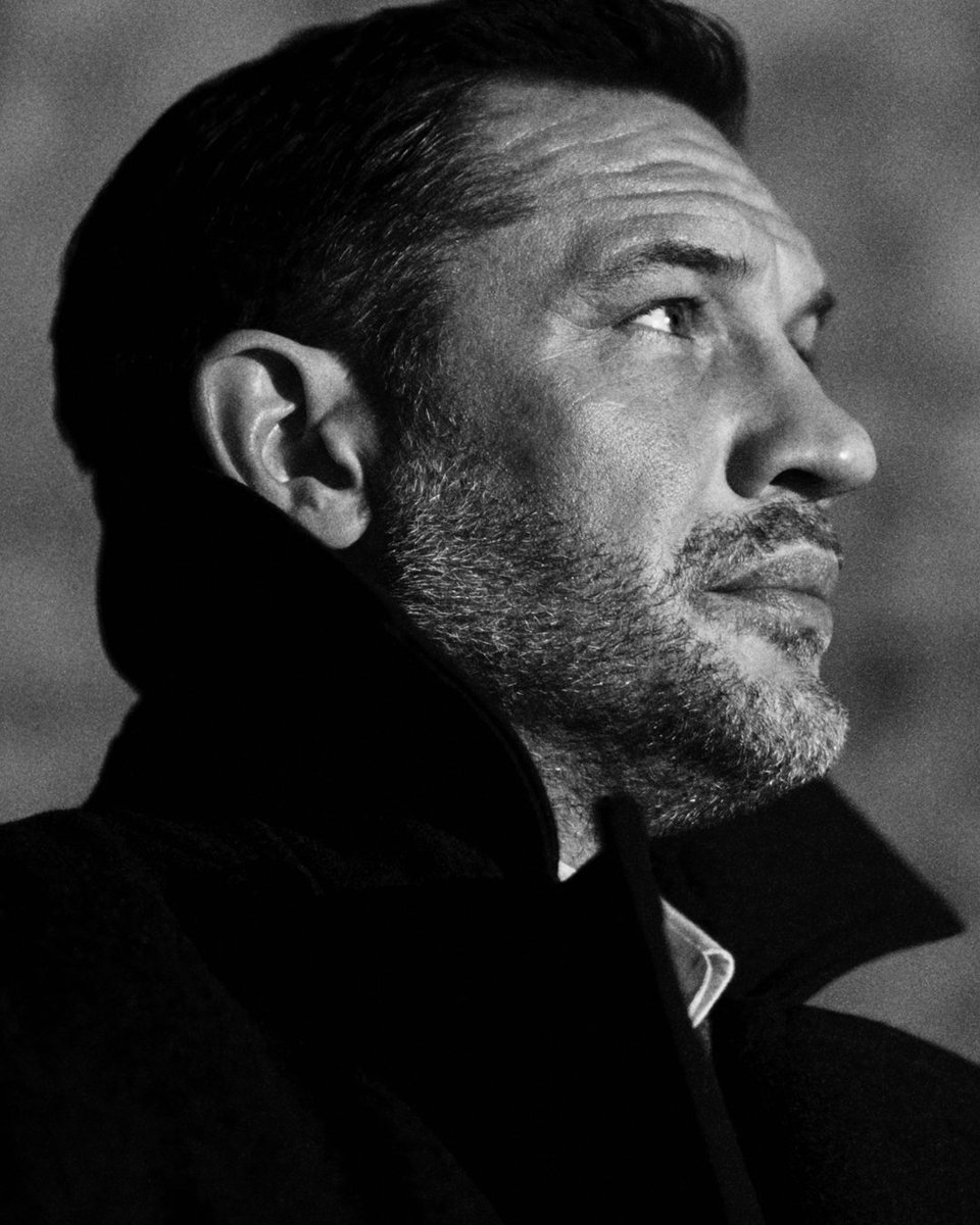 JoMaloneLondon's tweet image. Tom Hardy is one who savours surprise. The exceptional and the contradictory. Discover the cologne. #TomHardy #MrMalone #CologneIntense jomalonelondon.visitlink.me/3ou1M-