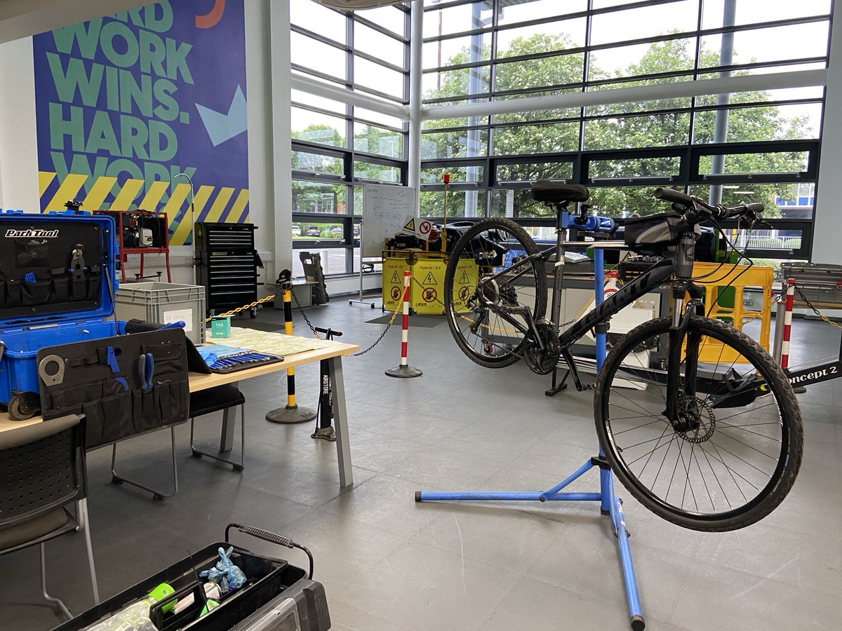 Set up ⁦@gatesheadcoll⁩ #Drbikesession ⁦@CyclingUK_NE⁩ #BigBikeRevival #Activetravel ⁦@NorthTyneCA⁩ 👍😁🚲