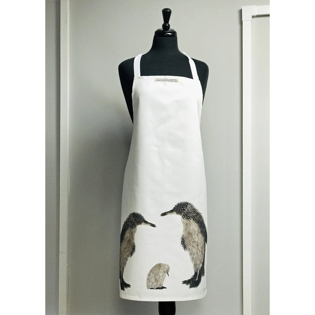 🐧💗🐧 Discover culinary cuteness with our charming grey and white apron featuring an adorable penguin duo. Get yours today and embrace the joy of cooking with these playful pals! 🐧👶  #apronstyle #apron #aprons #birdlovers #giftshop #penguinlove #penguins