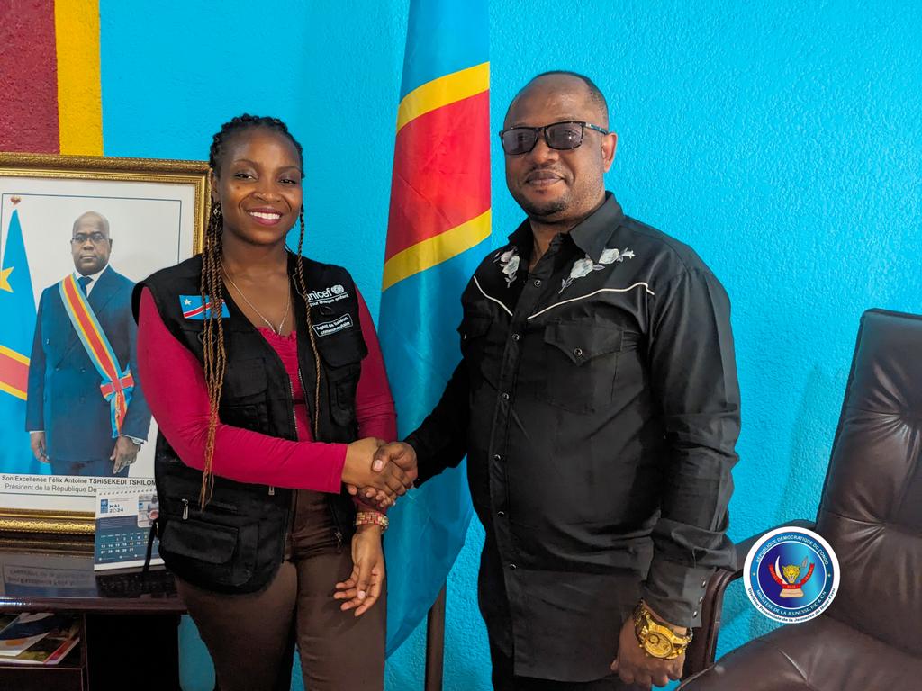 DPJINCCN_NK's tweet photo. Après entretien avec le Chef de @DPJINCCN_NK, Madame #MélanieWenga Communicatrice de #U_ReportRDC accompagné par Mr @AnselmeBukuze pour bien comprendre les défis auxquels font face les jeunes filles et garçons #U_Reporters du Camp des Déplacés de #Kanyaruchinya. https://t.co/I41p3zvXTI