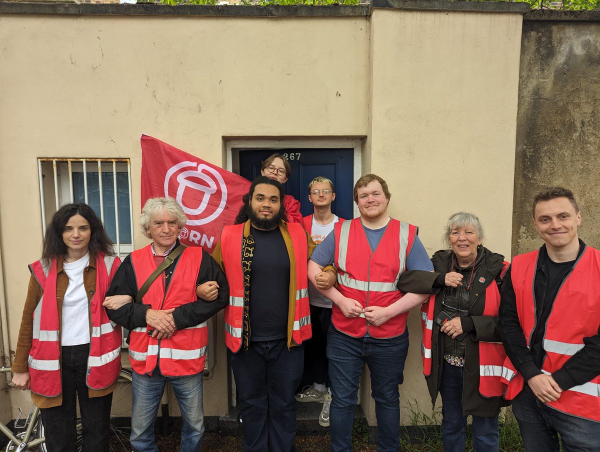 Islington Eviction resistance ongoing! First wave of bailiffs resisted, but we need more people to join us

Come on down to Carnoustie Drive, N1 1EE, bailiffs expected back at 11 with more numbers! 

Please share in your networks 💪