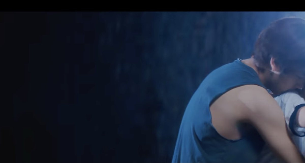 โอ้โห เห็นซีนนี้แล้วมันจี้ดใจ เหมือนตอนนั้นที่แฟนคนแรกทิ้งฉันไปกับคนอื่น กอดแน่นแค่ไหน ก็รั้งเค้าไว้ไม่ได้ เป็นรักแรกที่จำขึ้นใจ ขมสุดๆๆๆ 😂 #ซีนไหนไม่ลืม