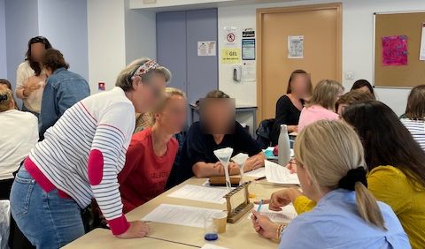 ISFEC_AFAREC's tweet image. PES | Les professeurs des écoles stagiaires ont participé à des ateliers scientifiques à l&apos;@ISFEC_AFAREC. 
Les PES vont à présent pouvoir, à travers des expériences ludiques, transmettre le goût des sciences à leurs élèves ! 
#isfec #science #formation #ecoleprimaire