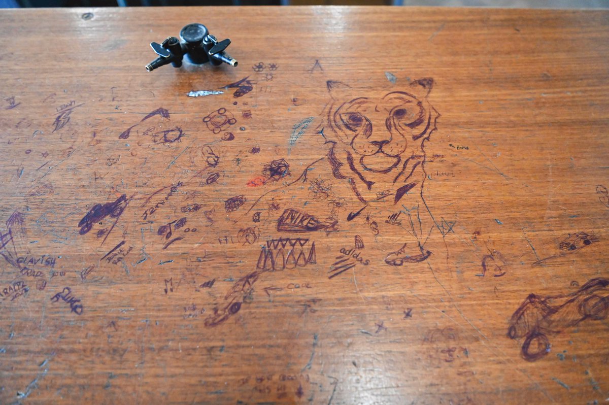 We can’t condone doodling on desks, but as far as school graffiti goes, this tiger in a physics class at Ysgol David Hughes, Porthaethwy, is quite charming The school was officially opened in April 1963 📸@RC_Survey, April 2023 coflein.gov.uk/en/archive/DS2… #DrawingDay #NewlyCatalogued