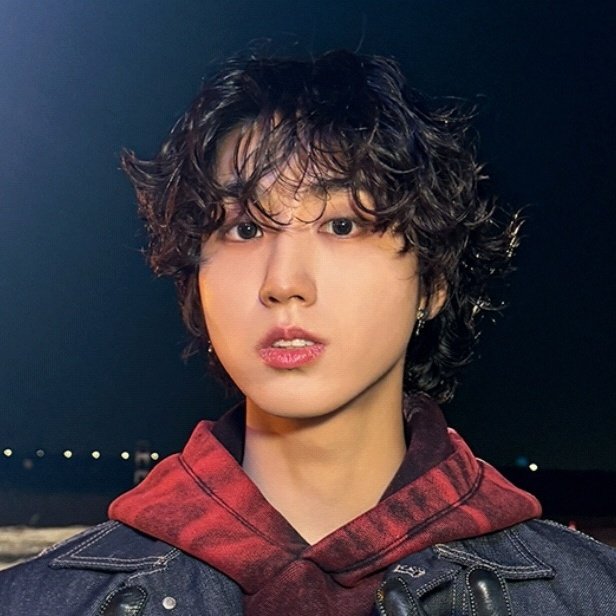 jullen27202's tweet photo. I have romantic feelings for Han's fluffy curly hair and his honey skin https://t.co/B9SztB0hUe