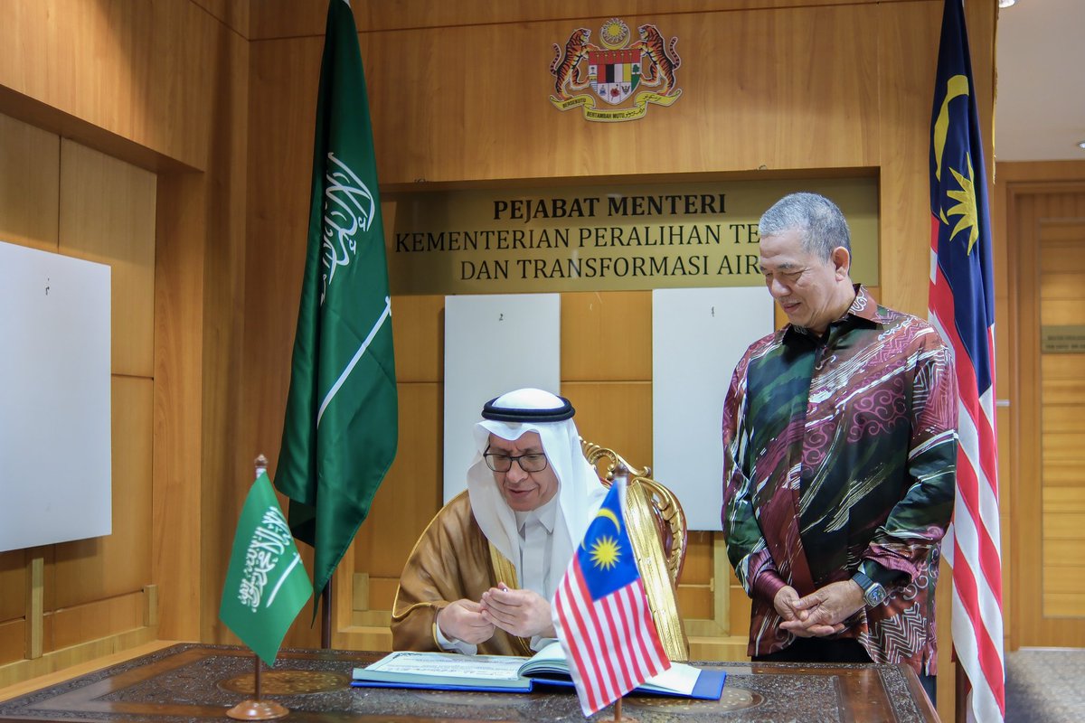 Putrajaya l 16 Mei 2024 l Khamis Today I had the opportunity to receive and host H.E. Mesaad Ibrahim Abdullah Al Sulaimn, the Saudi Arabian Ambassador to Malaysia, at my office in the Ministry of Energy Transition and Water Transformation (PETRA), Putrajaya. I reaffirmed the