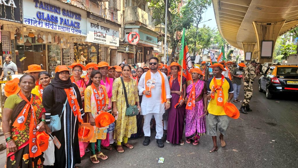 bhattshivsena's tweet image. आज महायुति की उम्मीदवार श्रीमती @YaminiYJadhav जी एवं कोलाबा विधानसभा के विधायक श्री @rahulnarwekar जी के साथ अपने वार्ड क्रमांक २२४ में कार्यकर्ता के साथ पदयात्रा में सम्मिलित हुआ..
#SabseSolidModiInterview
#AbKiBaarFirModiSarkar
 @DrSEShinde @milinddeora @mieknathshinde