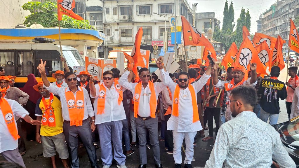 bhattshivsena's tweet image. आज महायुति की उम्मीदवार श्रीमती @YaminiYJadhav जी एवं कोलाबा विधानसभा के विधायक श्री @rahulnarwekar जी के साथ अपने वार्ड क्रमांक २२४ में कार्यकर्ता के साथ पदयात्रा में सम्मिलित हुआ..
#SabseSolidModiInterview
#AbKiBaarFirModiSarkar
 @DrSEShinde @milinddeora @mieknathshinde