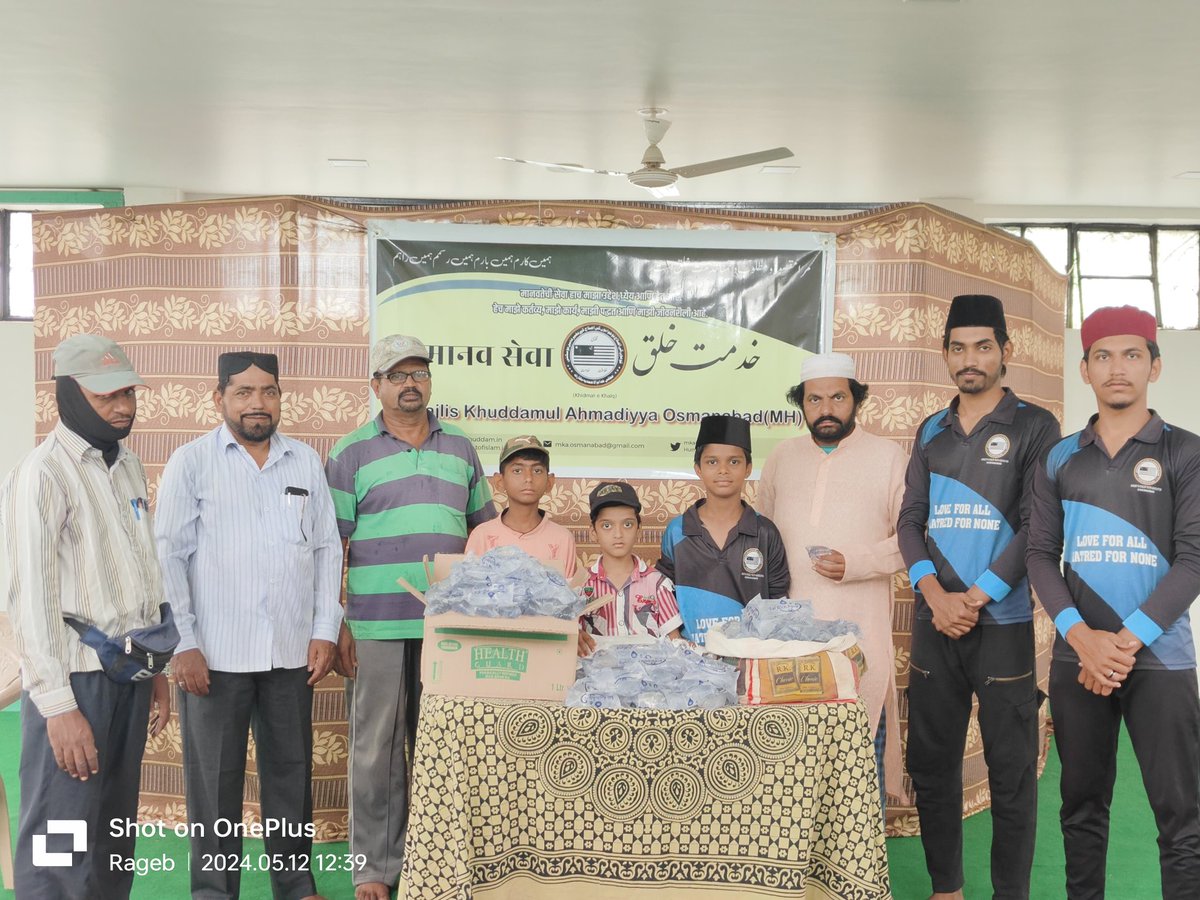 During a scorching heatwave on May 13th, 2024, #Ahmadiyya Muslim Youth Association (Majlis Khuddamul Ahmadiyya) in #Osmanabad, #Maharashtra, provided relief by distributing 400 water pouches to pedestrians and shoppers at the bustling weekly market. #CommunityService