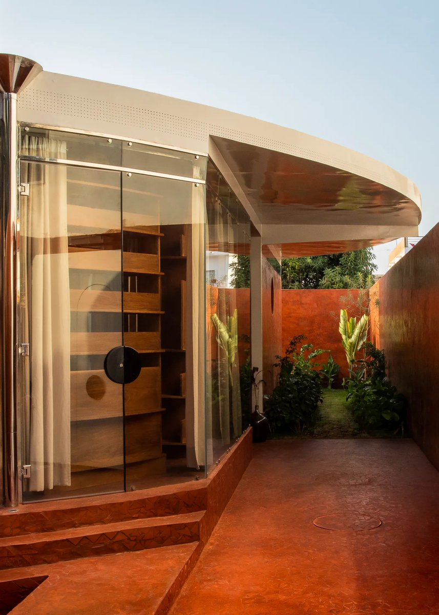 Afritekture_Lab's tweet photo. 🏫 : Villa Aram
📍 : Ngaparou (Senegal) 

In Ngaparou, south of Dakar, Villa Aram is an inspired artisanal construction. This bioclimatic creation, both humble and contemporary, combines traditional techniques and materials inherited from 20th century minimalism. https://t.co/LYCjQAqssp
