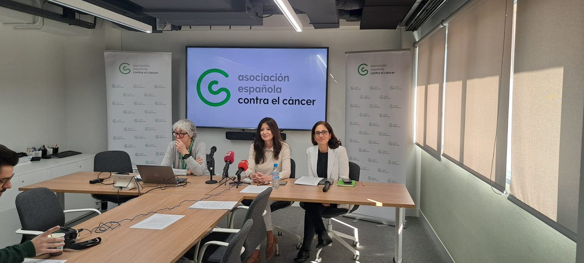 El teléfono gratuito de la Asociación, 900 100 036, es el único de Europa y el segundo del mundo que responde a las llamadas de pacientes y familiares las 24 horas del día durante los 365 días del año.
#todoscontraelcáncer