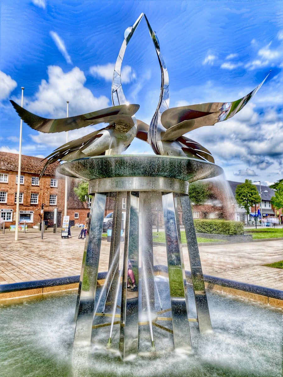 “The Mating Swans” Fine metal sculpture and fountain welcoming visitors to Stratford upon Avon ⁦@TheRSC⁩ #sculpture #fountains #stratforduponavon