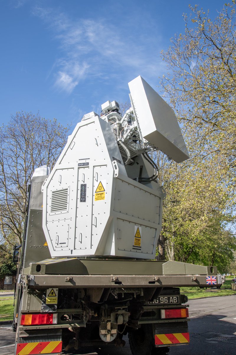 A new 🇬🇧-designed weapon can eliminate swarms of enemy drones, costing only 10p per shot. Defence Minister @jcartlidgemp was shown by @dstlmod how the capability can disable the critical electronic components of enemy threats. Read more 👇 ow.ly/VUVz50RHXt3