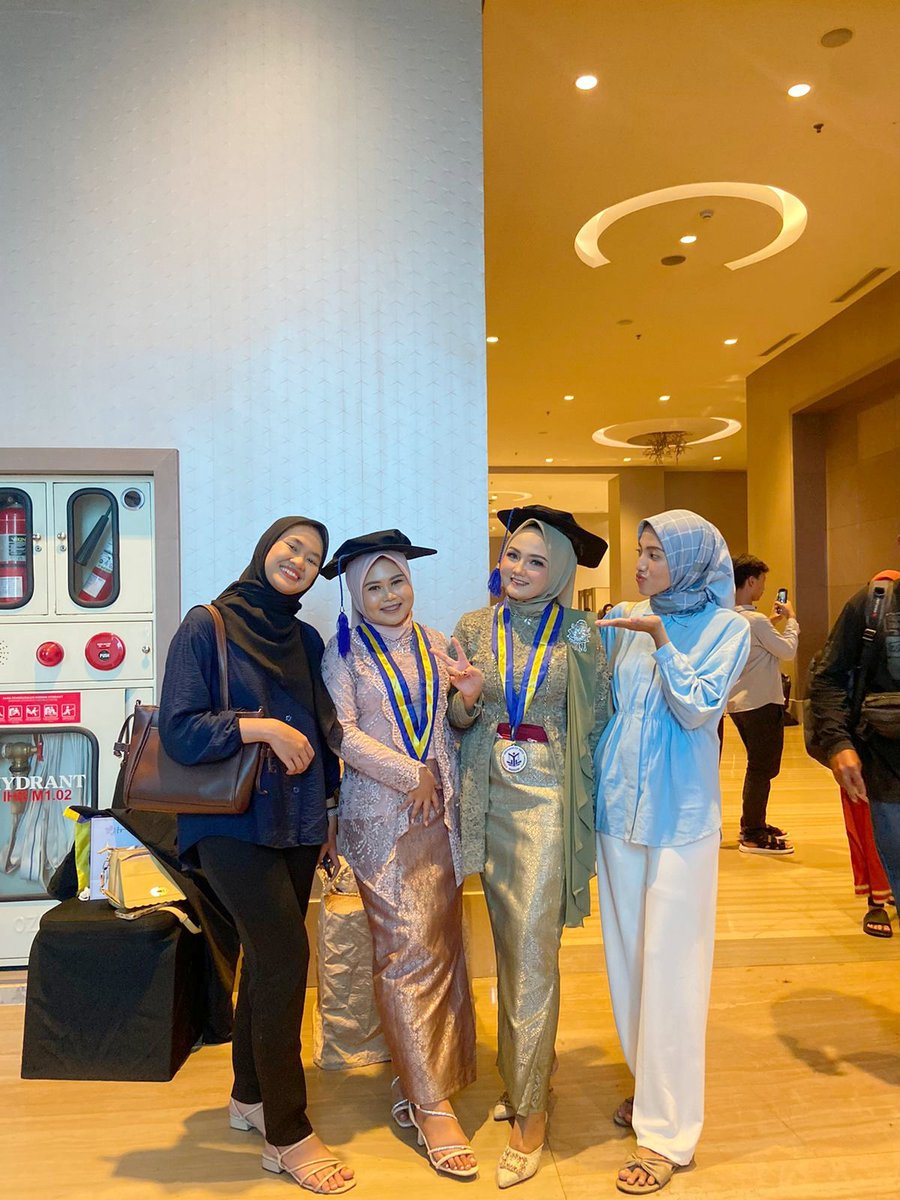 rdevvvv's tweet photo. @ohmybeautybank Aku dry skin, sebelum makeup aku pake toner+moist hadalabo tp tunggu kering dulu. Makeup malah jadi flawless kalo uda lama, ga longsor, ngecrack dibagian smile line doang. Aku yg kebaya pink https://t.co/PoLzvIYlSh