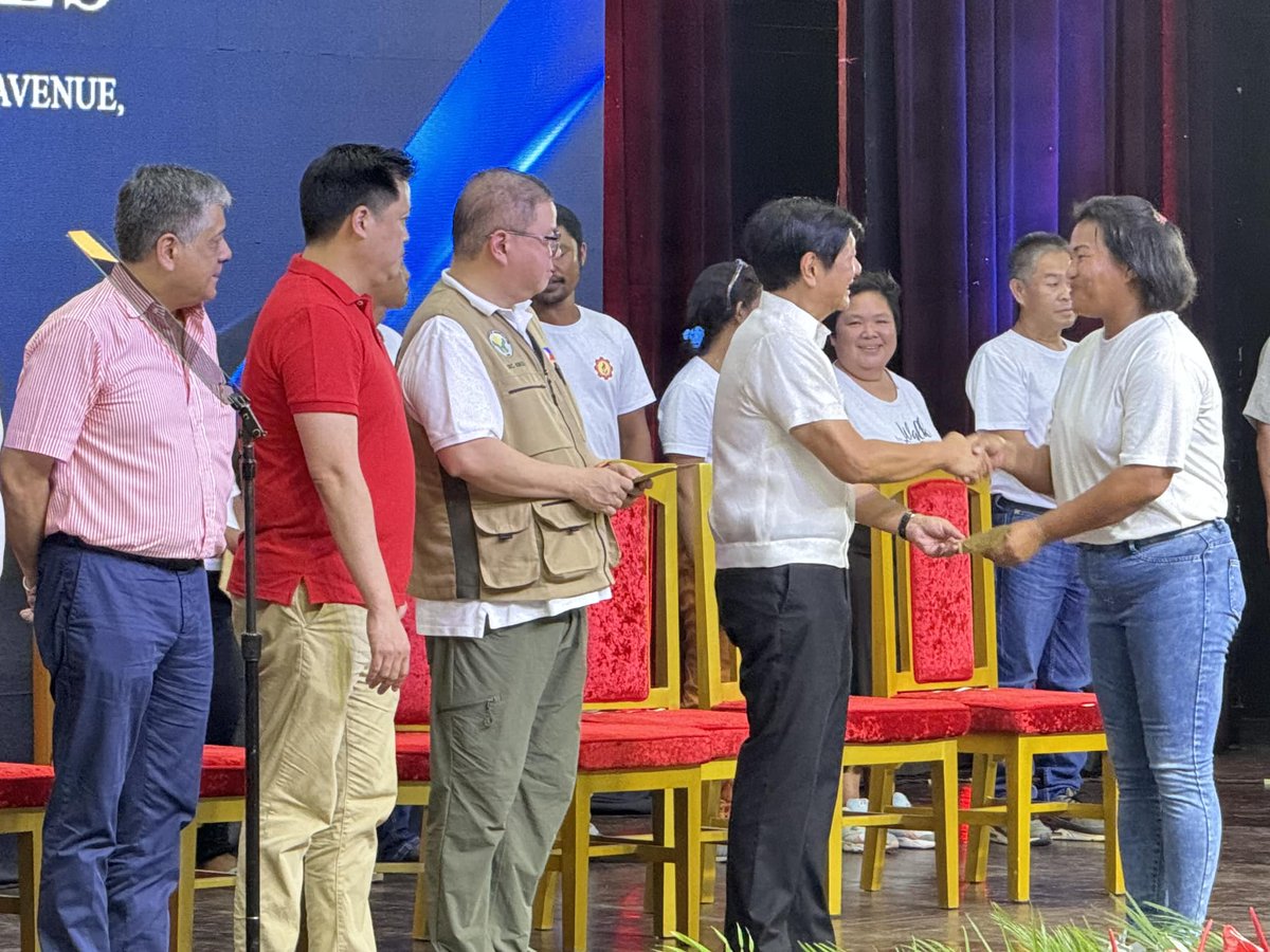 Department of Social Welfare and Development (DSWD) Secretary @rex_gatchalian joins President Ferdinand Marcos Jr as he leads the distribution of presidential assistance to farmers and fisherfolk in Iligan City on Thursday (May 16). In his brief message, Secretary Gatchalian