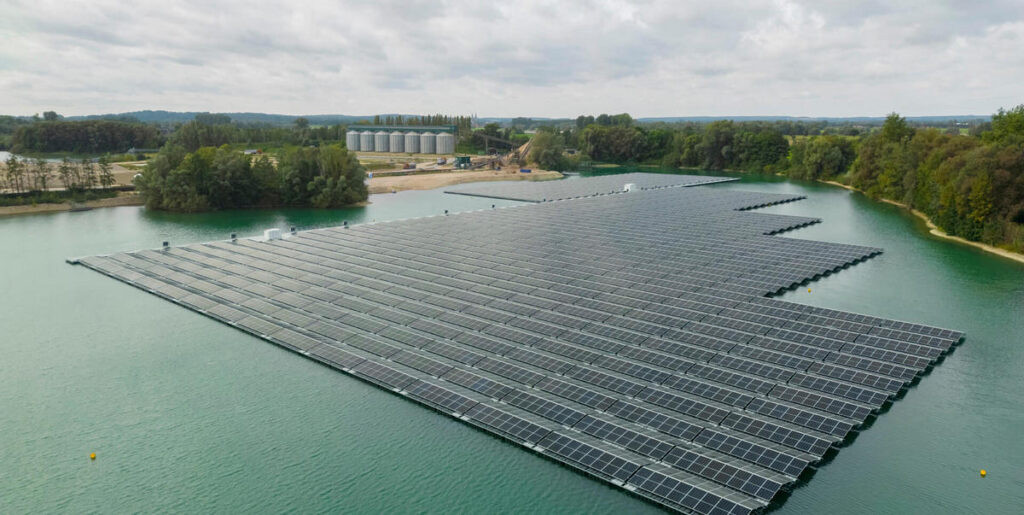 Größte schwimmende Photovoltaik-Anlage Nordrhein-Westfalens geht in Betrieb: Die 5,6-Megawatt-Anlage schwimmt auf einem Baggersee am Niederrhein. Sie versorgt ein lokales Kieswerk des Betreibers Holemans. Das… dlvr.it/T6yMZg #photovoltaik #solarenergy #renewableenergy